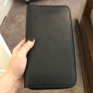 Louis Vuitton Epi Noir zippy organizer wallet